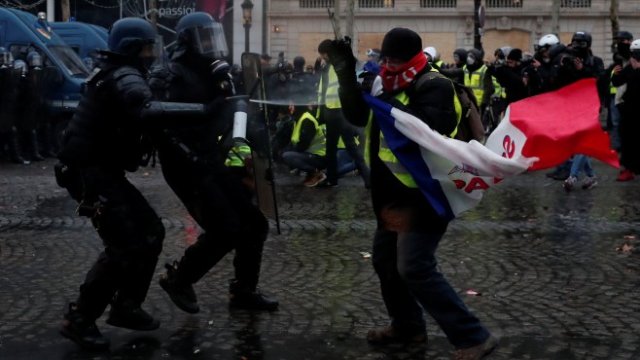 <p>
	Кадър от протеста на &quot;жълтите жилетки&quot; в събота. <em>Снимка: Ройтерс</em></p>
