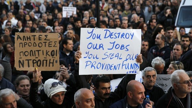 <p>
	Гражданите на Кипър вече са гневни. <em>Снимка: Ройтерс</em></p>
