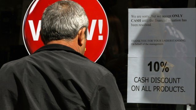 <p>
	В магазините в Кипър вече се плаща само с пари в брой. <em>Снимка: Ройтерс</em></p>
