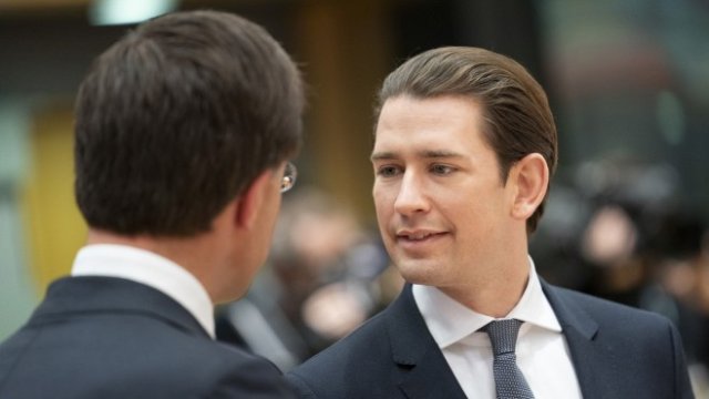 <p>
	Курц говори с нидерландския си колега Марк Рюте. <em>Снимка: Jasper Juinen/Bloomberg</em></p>
