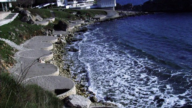 <p>
	Изкуственият плаж в курорта, който ще бъде съборен. Снимка: <a href="http://www.dnsk.mrrb.government.bg" target="_blank"><strong>ДНСК</strong></a></p>
