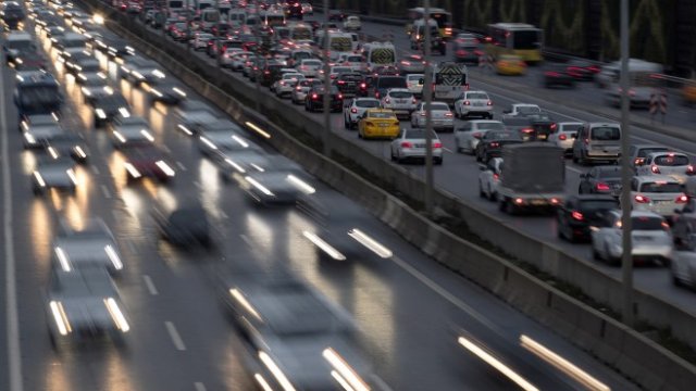 <p>
	Трафик в Истанбул. <em>Снимка: EPA/ERDEM SAHIN</em></p>
