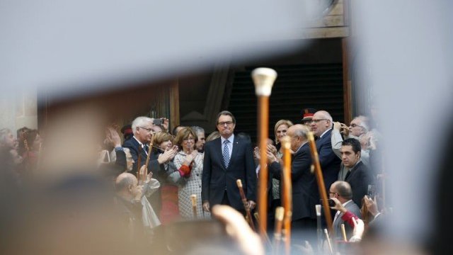 <p>
	Артур Мас напуска съда, след като беше изслушан. <em>Снимка: Ройтерс</em></p>
