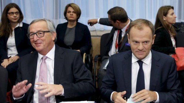 <p>
	Жан-Клод Юнкер (вляво) и Доналд Туск (вдясно) по време на заседанието. <em>Снимка: Ройтерс</em></p>
