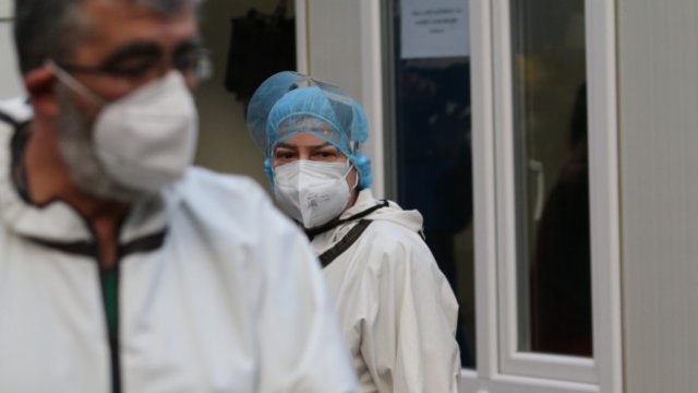 <p>
	Пред Александровска болница във фургона пред Спешното отделение. Сни<em>мка: БГНЕС/БЛАГОЙ КИРИЛОВ&nbsp;</em></p>
