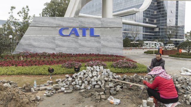 Работници редят павета пред централната на CATL. Снимка: Qilai Shen/Bloomberg