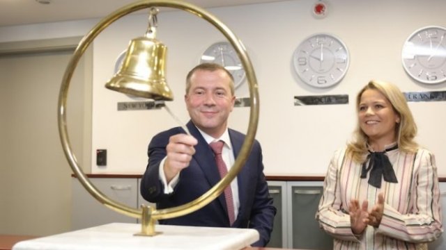 <p>
	<em>Денис Иванов, председател на Борда на IBEC и зам.-министърът на финансите Моника Димитрова.&nbsp;Снимка: БФБ</em></p>
