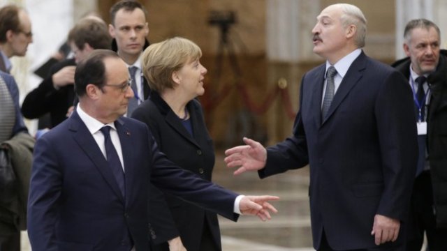 <p>
	Германският канцлер Ангела Меркел (в) и бившият президент Франсоа Оланд (вляво) се сбогуват с беларуския президент Александър Лукашенко (вдясно) по време на украинските мирни преговори в Минск, Беларус, 12 февруари 2015 г. &nbsp;Снимка: ЕPA</p>
