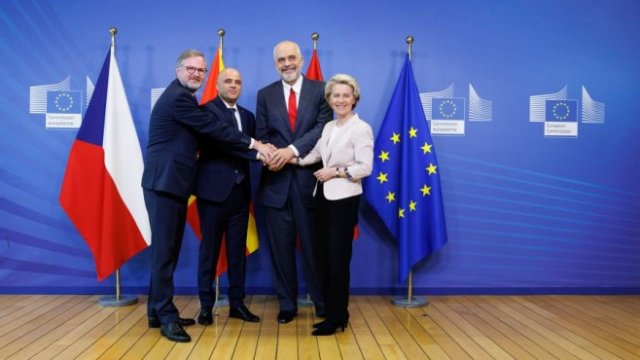 <p>
	От ляво надясно: премиерът на Чехия Петр Фиала, премиерът на Северна Македония Димитър Ковачевски, премиерът на Албания Еди Рама, председателят на ЕК Урсула фон дер Лайен. <em>Снимка: пресслужба на Европейската комисия</em></p>
