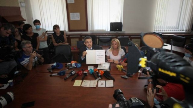 <p>
	<em>Преди дни Пламен Николов показа дипломите си пред журналисти в Народното събрание. Снимка: Димитър Кьосемарлиев, Investor Media Group</em></p>
