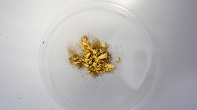 <p>
	Проба от злато в лаборатория в рудника Gran Colombia Gold Corp. в Сеговия, Колумбия. <em>Снимка: Николо Филипо Росо / Bloomberg</em><br />
	&nbsp;</p>
