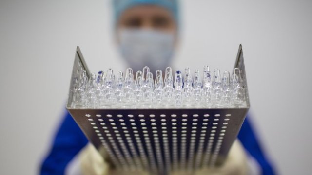 Посрещане на руската ваксина срещу COVID-19 със скептицизъм
