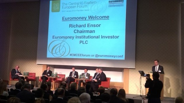 <p>
	Изложението на директорът на Euromoney Institutional Investor Ричърд Енсър. <em>Снимка: Investor.bg</em></p>
