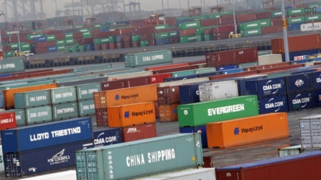 <p>
	Контейнерен терминал в Port Newark до Ню Йорк. <em>Снимка: Ройтерс&nbsp;</em></p>
