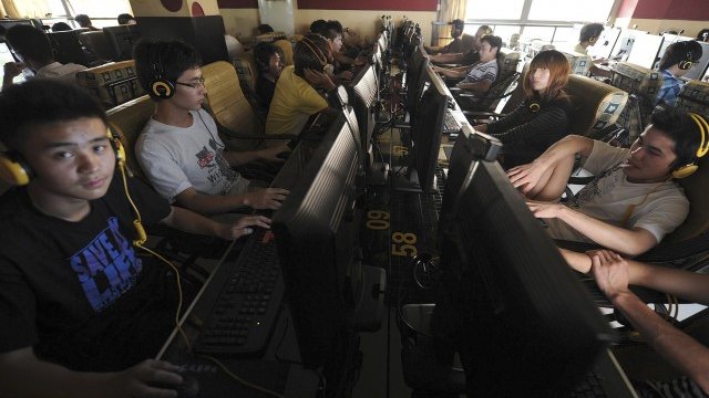 <p>
	Хиляди китайци пишат определени коментари в интернет срещу заплащане. <em>Снимка: Ройтерс</em></p>
