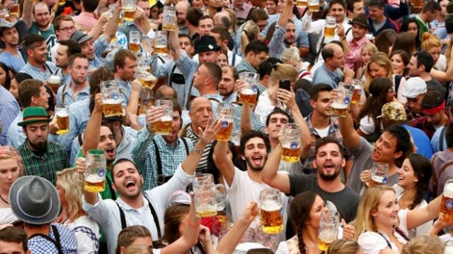 <p>
	<em>Кадър от откриването на Октоберфест на 17 септември миналата година в Мюнхен. Снимка: Архив Ройтерс</em></p>
