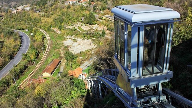 <p>
	Туристически лифт ще вози туристи до царската крепост &ldquo;Трапезица&rdquo; във Велико Търново. <em>Снимка: БТА</em></p>
