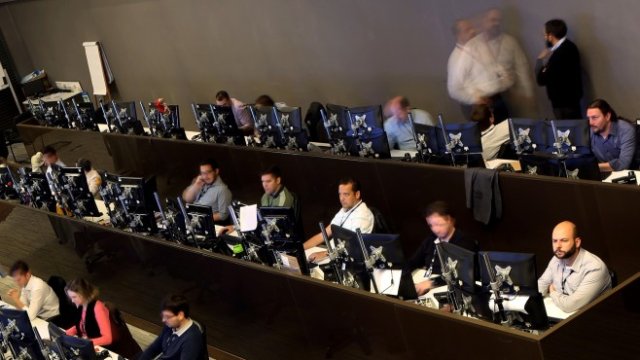 <p>
	Трейдъри на пода на бразилската фондова борса в Сао Паоло. <em>Снимка: Ройтерс</em></p>
