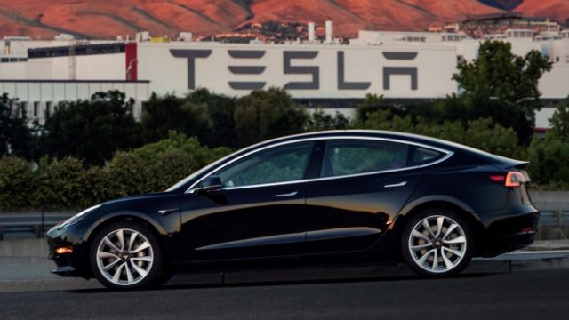 <p>
	Първият произведен Model 3 на&nbsp;Tesla. <em>Снимка: Ройтерс</em></p>
