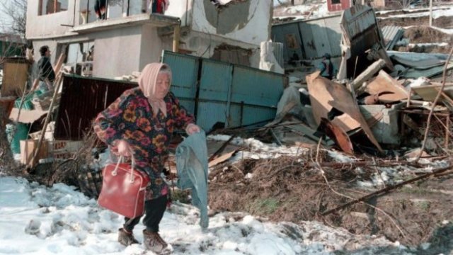 <p>
	Десетки къщи по Черноморието в района на Варна бяха разрушени заради свлачища през последните години.<em> Снимка: Архив Ройтерс</em></p>
