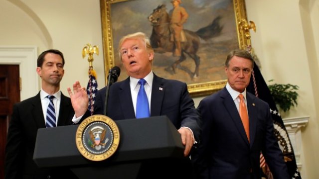 <p>
	Тръмп и двамата сенатори. <em>Снимка: Ройтерс</em></p>
