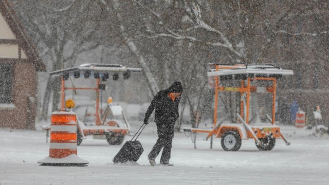 Снимка:A pedestrians pulls a roller bag through the snow during a snowstorm in Chicago, Illinois, US, on Saturday, Nov. 29, 2025. Hundreds of flights have been canceled in and around Chicago and roads are becoming treacherous as one of the busiest travel weekends of the year collides with a major storm bringing wintery conditions throughout the US Midwest Saturday. Photographer: Jim Vondruska/Bloomberg