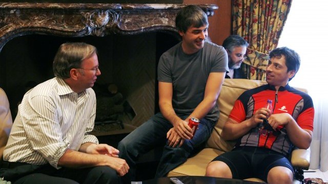 <p>
	Тогавашният изпълнителен директор Ерик Шмид (вляво), заедно с основателите Сергей Брин и Лари Пейдж.<em> Снимка: Ройтерс</em></p>
