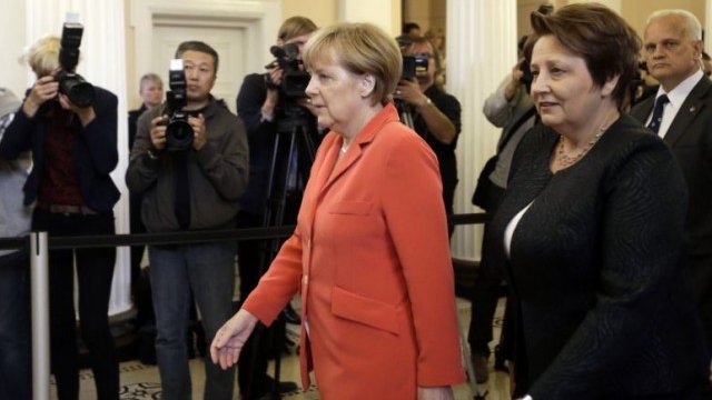<p>
	Германският канцлер Ангела Меркел (вляво) се срещна с премиера на Латвия Лаимдота Страуюма (вдясно). <em>Снимка: Ройтерс</em></p>

