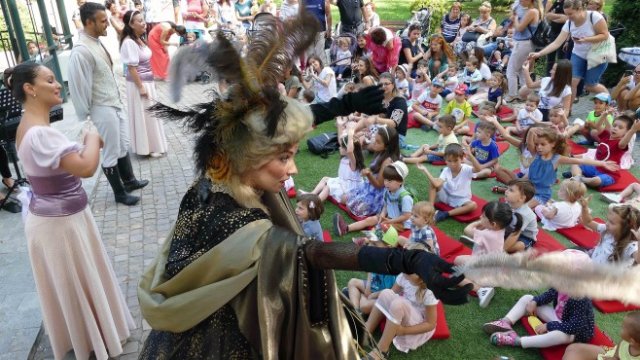 <p>
	Оперен спектакъл за бебета бе изнесен във Виенския павилион в цар Симеоновата градина в Пловдив. Представлението се нарича &quot;Академия за бебета на госпожа Опера&quot; и част от фестивала OPERA OPEN. С<em>нимка: Пресфото-БТА,&nbsp; Владимир Янев(ВШ)</em></p>
<p>
	&nbsp;</p>
