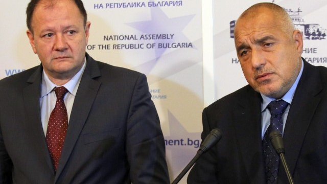 <p>
	Председателите на ГЕРБ и БСП Бойко Борисов и Михаил Миков се срещнаха в Народното събрание. <em>Снимка: БТА</em></p>

