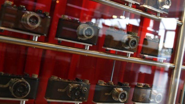 <p>
	Хамбургският музей &quot;Хаус дер фотографи&quot; представя фотоизложбата &quot;Отворете очи!&quot;, посветена на 100-годишната история на легендарния фотоапарат &quot;Лайка&quot;. <em>Снимка: Reuters</em></p>
