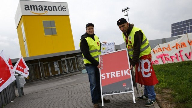 <p>
	За пореден път служителите на Amazon в Германия стачкуват. <em>Снимка: Ройтерс</em></p>
