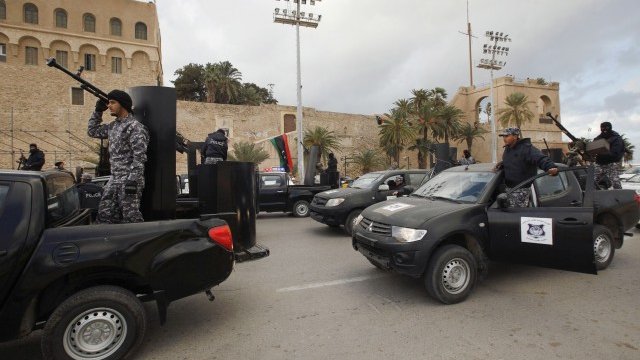 <p>
	Либийски полицаи патрулират в размирната страна с тежки оръжия. <em>Снимка: Ройтерс</em></p>
