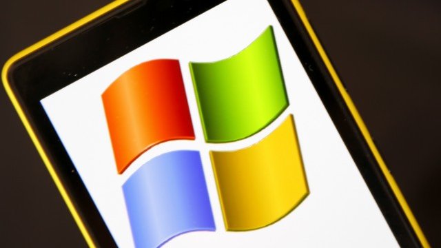 <p>
	Прекаленото проточване на търсенето може да се окаже проблем за Microsoft, която се готви да се превърне в основен производител на мобилни телефони.&nbsp;<em>Снимка: архив Ройтерс</em></p>
