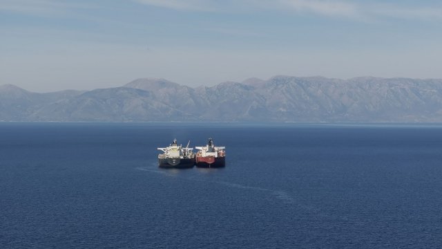 Индийските рафинерии купуват ирански петрол и част от руския с китайски юани