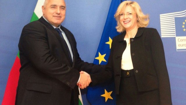 <p>
	Премиерът Бойко Борисов и еврокомисарят по регионална политика Корина Крецу. <em>Снимка: Министерски съвет</em></p>

