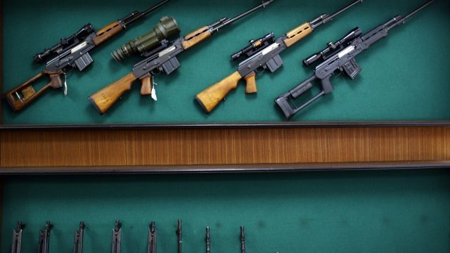 <p>
	Оръжия от сръбския оръжеен завод &quot;Застава&quot;. <em>Снимка: Ройтерс</em></p>
