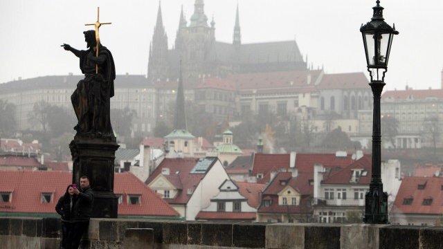 <p>
	Карловия мост и двореца Храдчани в Прага. <em>Снимка: Ройтерс</em></p>

