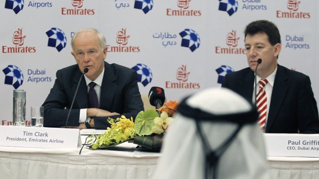 <p>
	Президентът на Emirates Airlines Тим Кларк (вляво) и&nbsp;главният изпълнителен директор на Дубайското летище Пол Грифитс (вдясно). <em>Снимка: Ройтерс</em></p>
