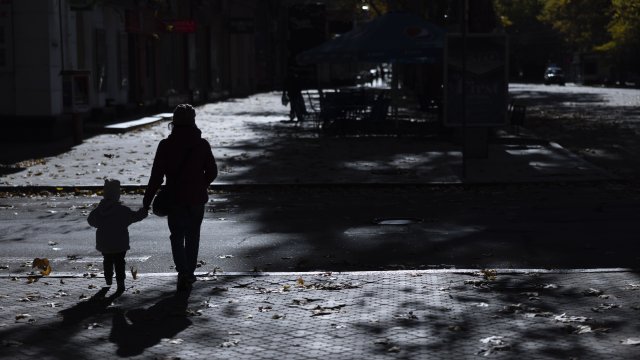 Много рускини предпочитат да търсят живот за себе си и децата си извън родината. Снимка:  EPA/HANNIBAL HANSCHKE