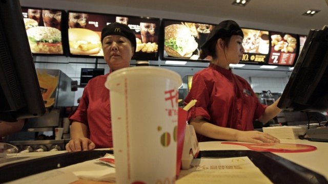<p>
	Американският гигант в бързото хранене има магазини в 120 страни по света. <em>Снимка: Ройтерс</em></p>
