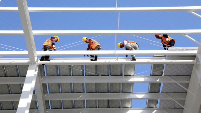 Строители изграждат логистична база за &quot;Един пояс, един път&quot; в Китай. Снимка: Costfoto/Future Publishing via Getty Images