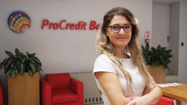 <p>
	Женя Костадинова заема позиция &bdquo;Главен Експерт Банкови услуги&ldquo; в ПроКредит Банк. <em>Снимка:&nbsp;</em><em>ПроКредит Банк</em></p>
