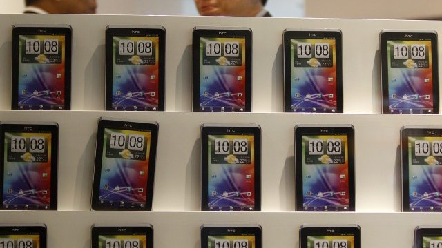 <p>
	HTC губи битката с Apple и Samsung. <em>Снимка: Ройтерс</em></p>
