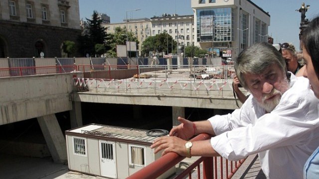 <p>
	Снимка: <em>БТА</em></p>
<p>
	Идната седмица ще бъдат поставени стъклени прегради около разкопките под бул. "Княгиня Мария Луиза" при ЦУМ.</p>
<p>
	&nbsp;</p>
