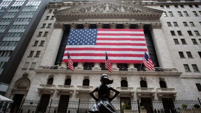 <p>
	Фасадата на Нюйоркската борса. <em>Снимка: Bloomberg</em></p>
