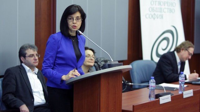 <p>
	Нека данните ни мобилизират, призова вицепремиерът Меглена Кунева по време на дискусията в СУ &quot;Св. Климент Охридски&quot;. <em>Снимка: БТА</em></p>
