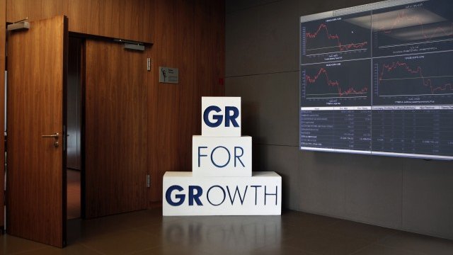 <p style="text-align: justify;">
	Надписът &bdquo;GR for GRowth&rdquo; e разположен в рецепцията на Атинската фондова борса. <em>Снимка: архив Ройтерс</em></p>
