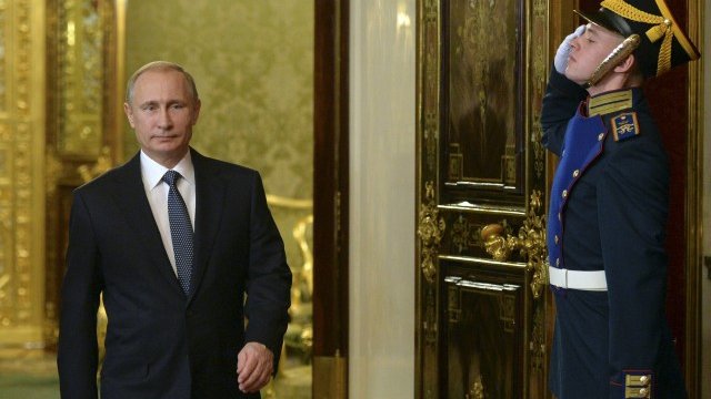 <p style="text-align: justify;">
	Путин, който не е икономист, взема еднолично всички важни решения за икономическата политика в Русия.&nbsp; <em>Снимка: Ройтерс</em></p>
