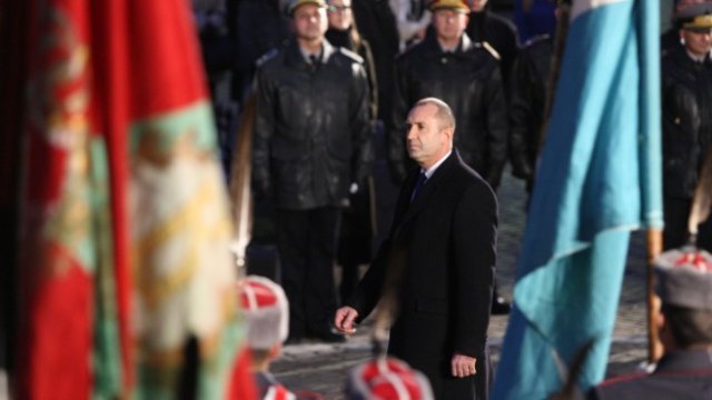 <p>
	Президентът Румен Радев по време на празничната заря-проверка. <em>Снимка: Димитър Кьосемарлиев, Investor Media Group</em></p>
